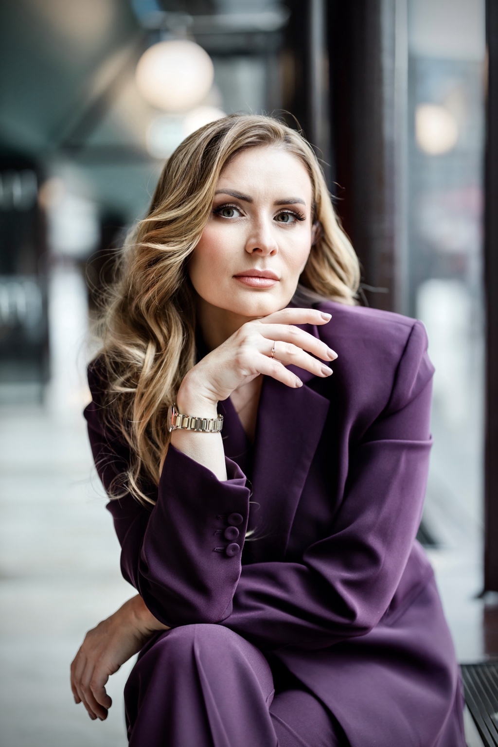 Татьяна, основательница EkonomiVision Stockholm, в фиолетовом костюме